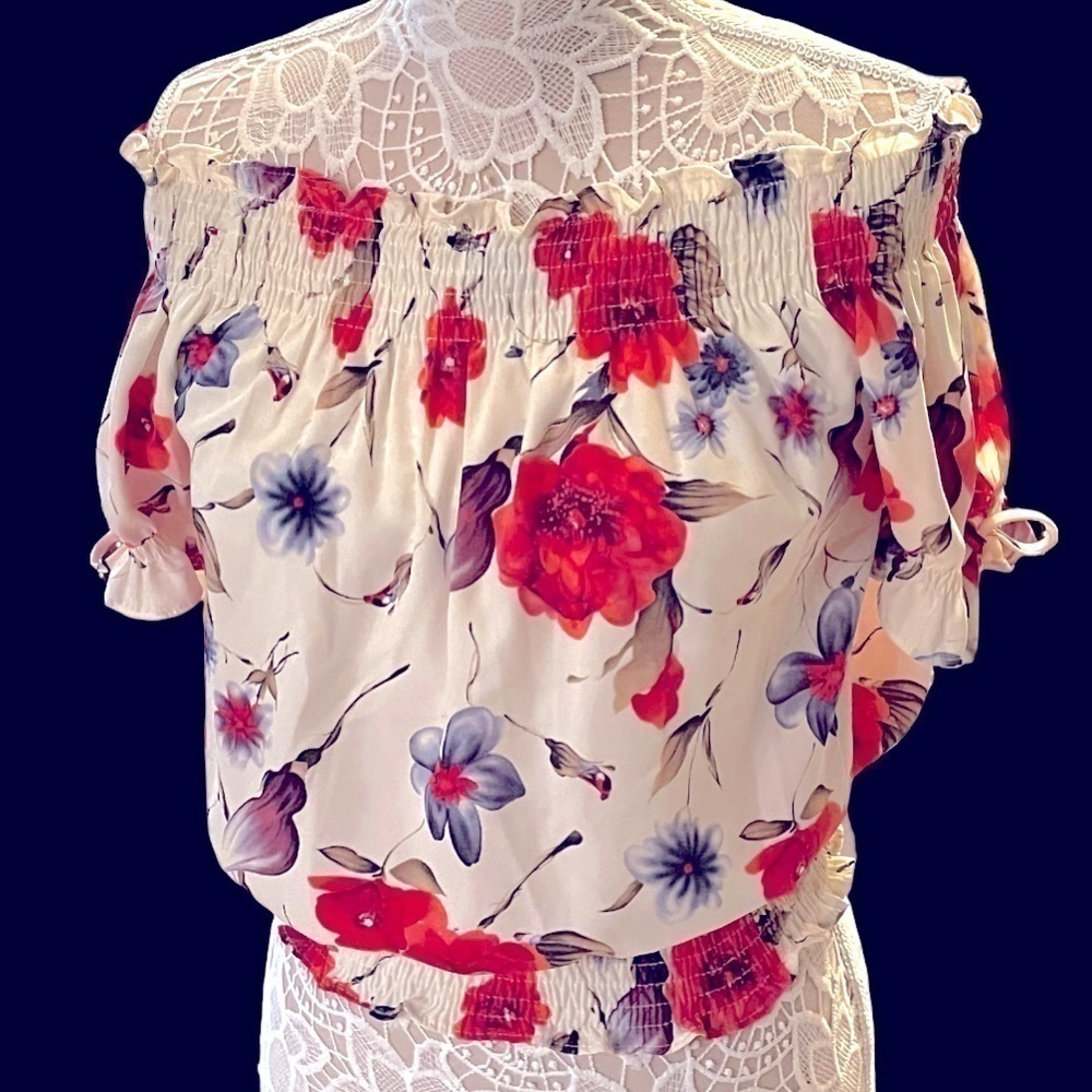 𝅺OFF shoulder‎ floral blouse by Imin